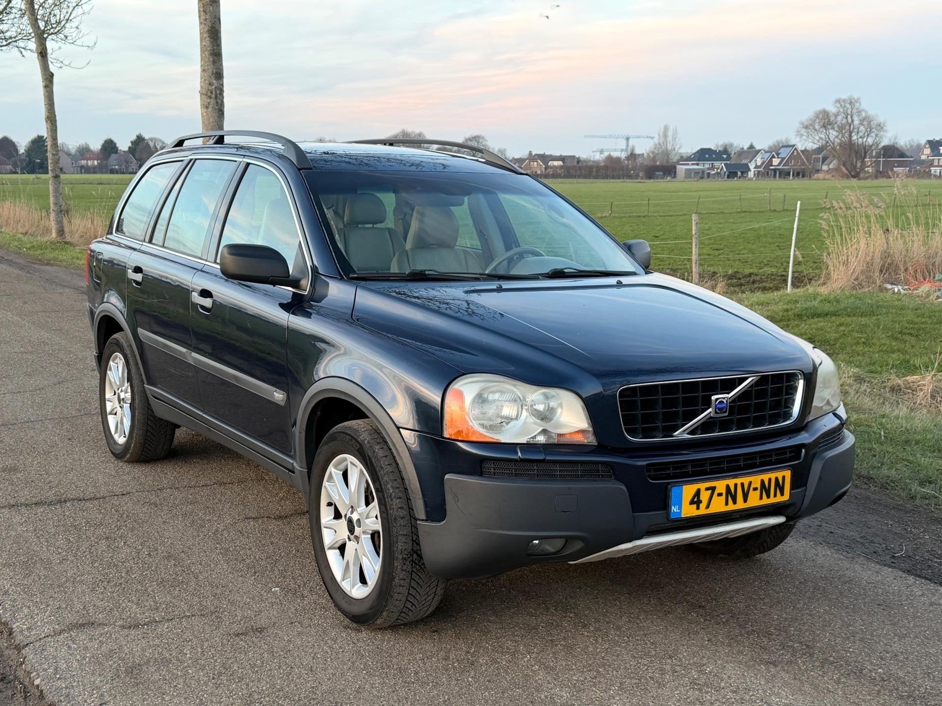 Volvo XC90 2.5 T Exclusive GEEN APK AUT Leder 4WD 7 Persoons, Auto's, Volvo, Automatische klimaatregeling, Gebruikt, Beige, Blauw
