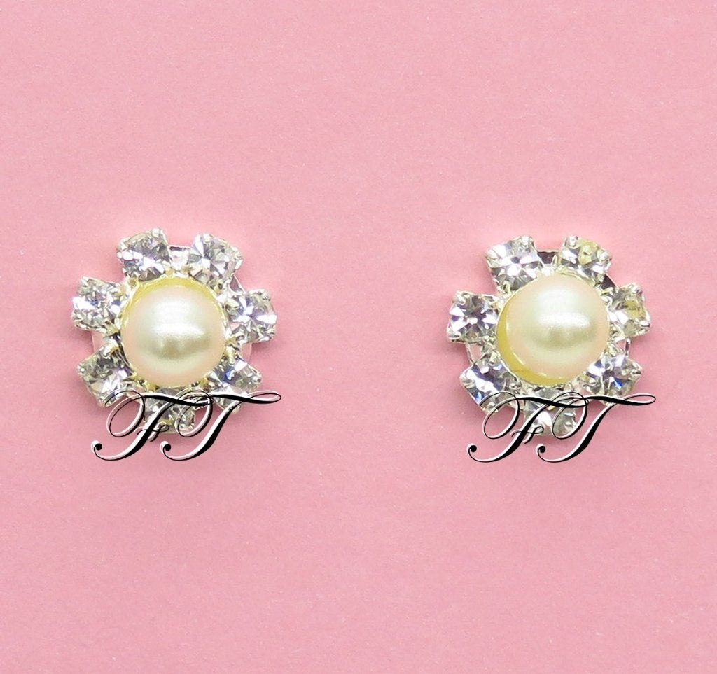 Prachtige strass oorbellen versierd met een parel., Overige materialen, Overige kleuren, Nieuw, Ophalen of Verzenden