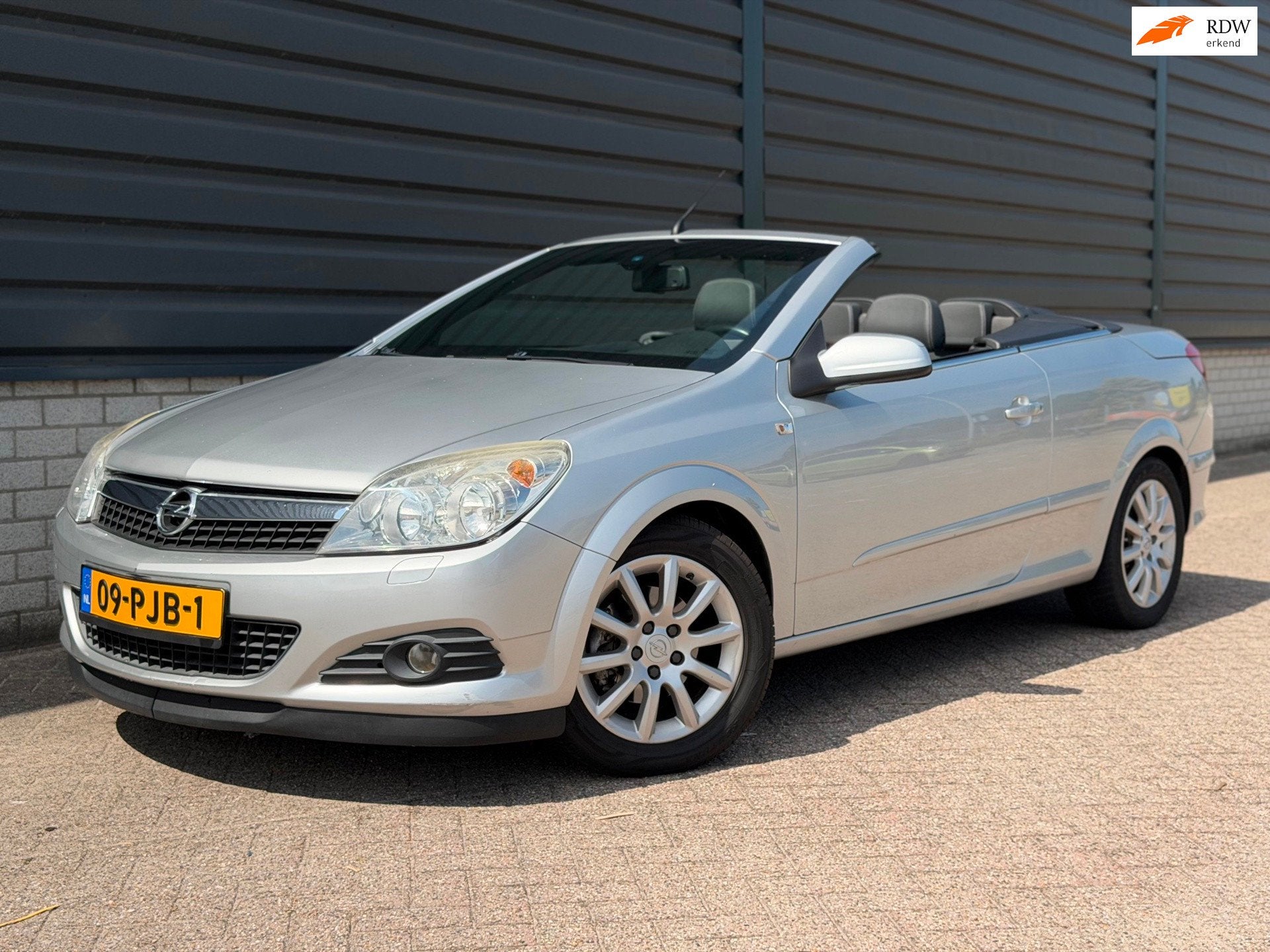Opel Astra TwinTop 1.8 Enjoy Cabrio apk airco, Gebruikt, Zwart, 4 cilinders, Cabriolet