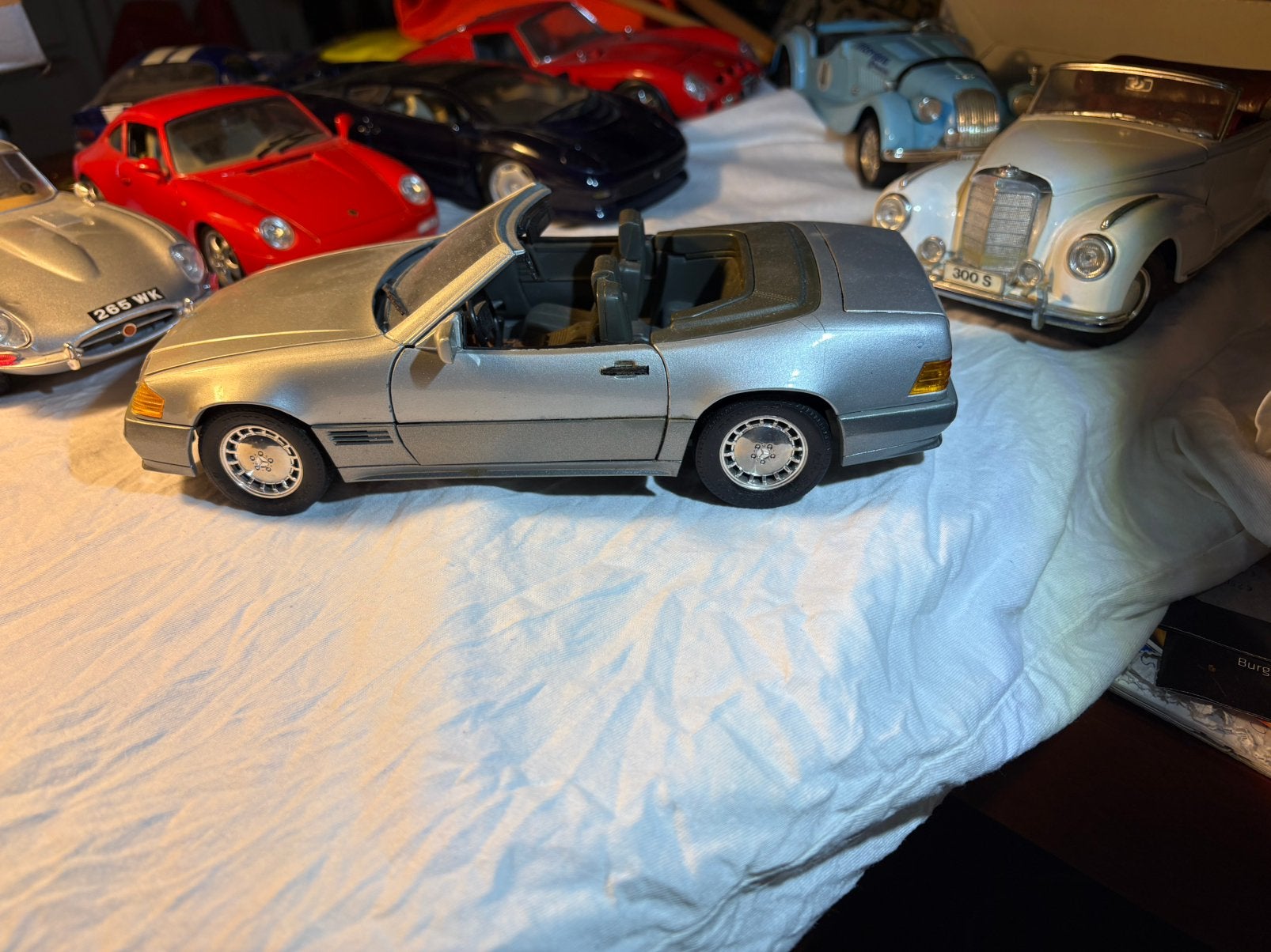 Mercedes. 500. SL. 1988.        Maisto.  1:18, Hobby en Vrije tijd, Ophalen of Verzenden, Zo goed als nieuw, Maisto