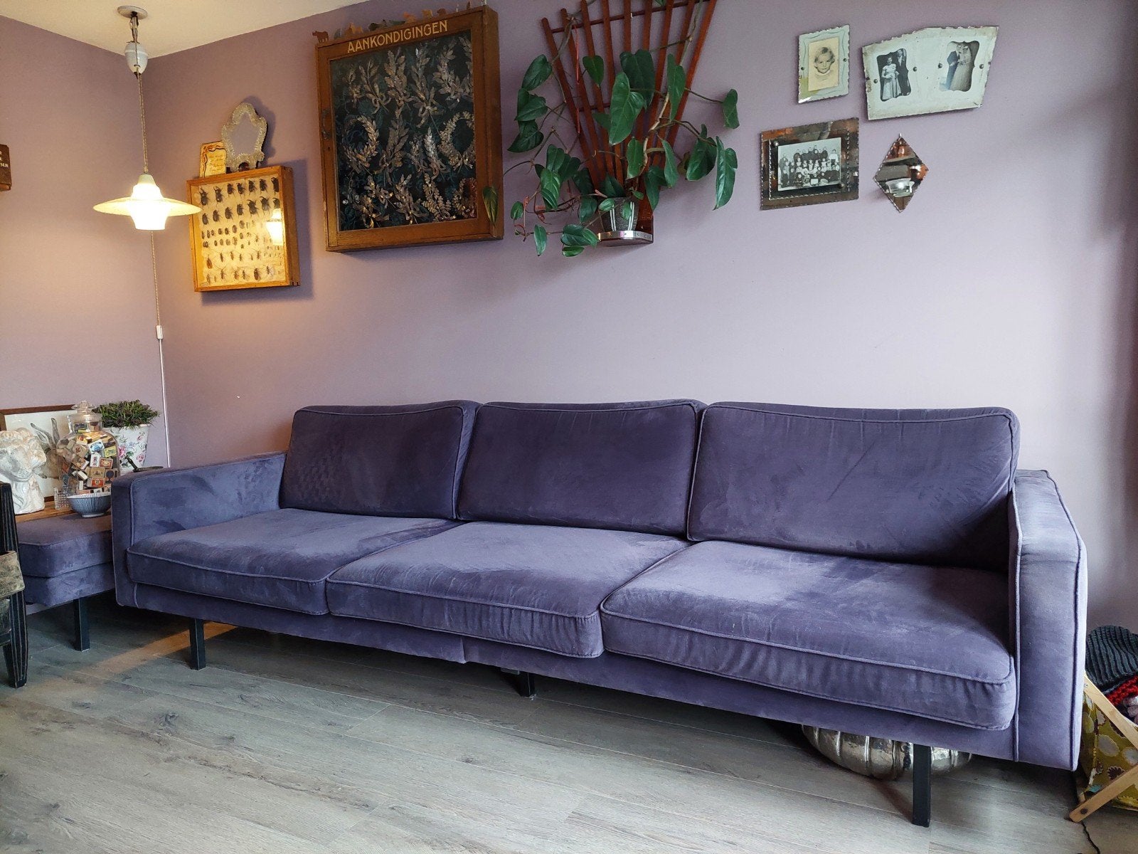 Comfortabele paarse driepersoonsbank plus hocker en kussens, Ophalen, Gebruikt, Driepersoons, 75 tot 100 cm