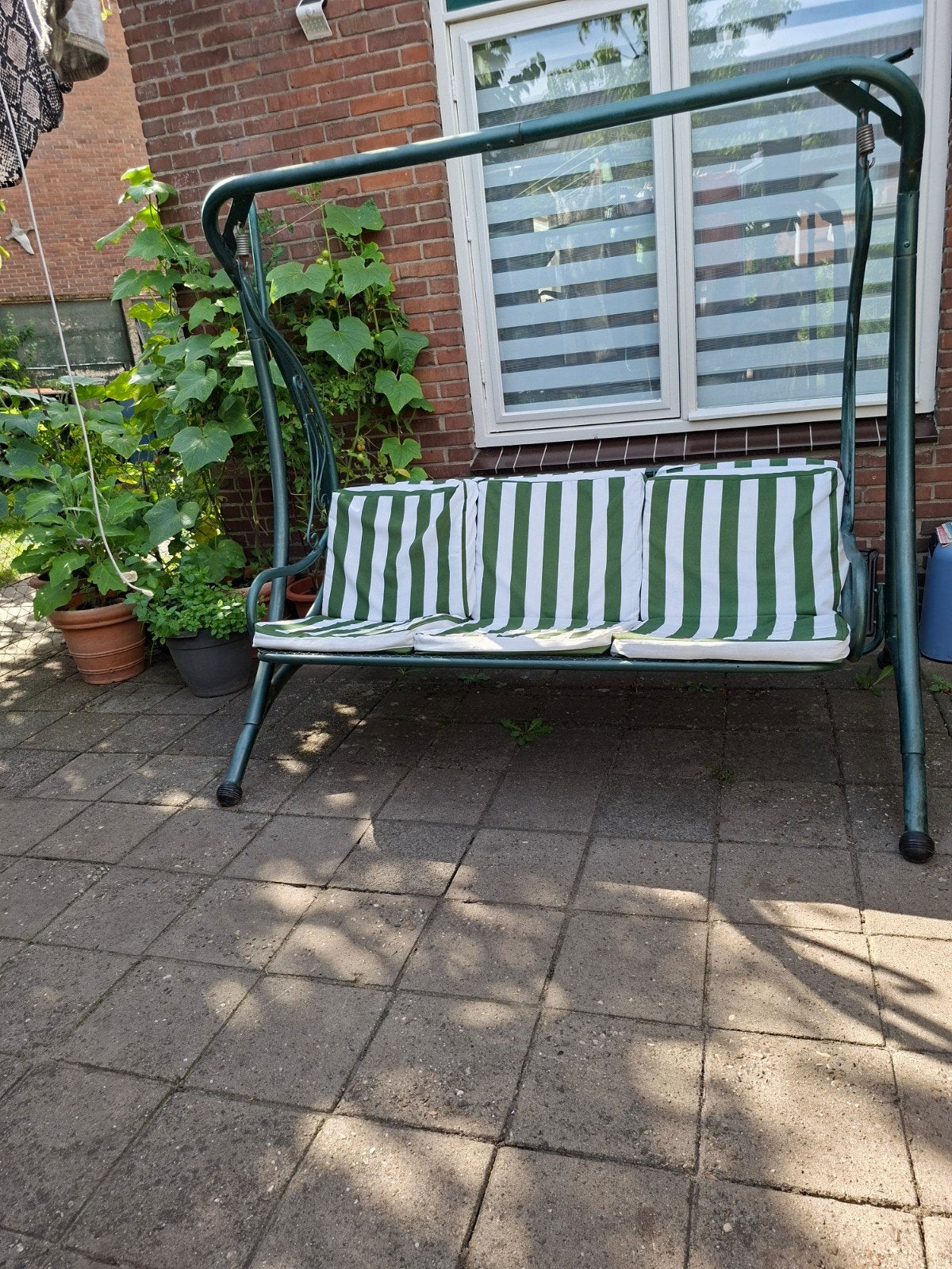 Comfortabele schommelbank met gestreepte kussens, Tuin en Terras, Ophalen, Gebruikt, Metaal, Schommelbank