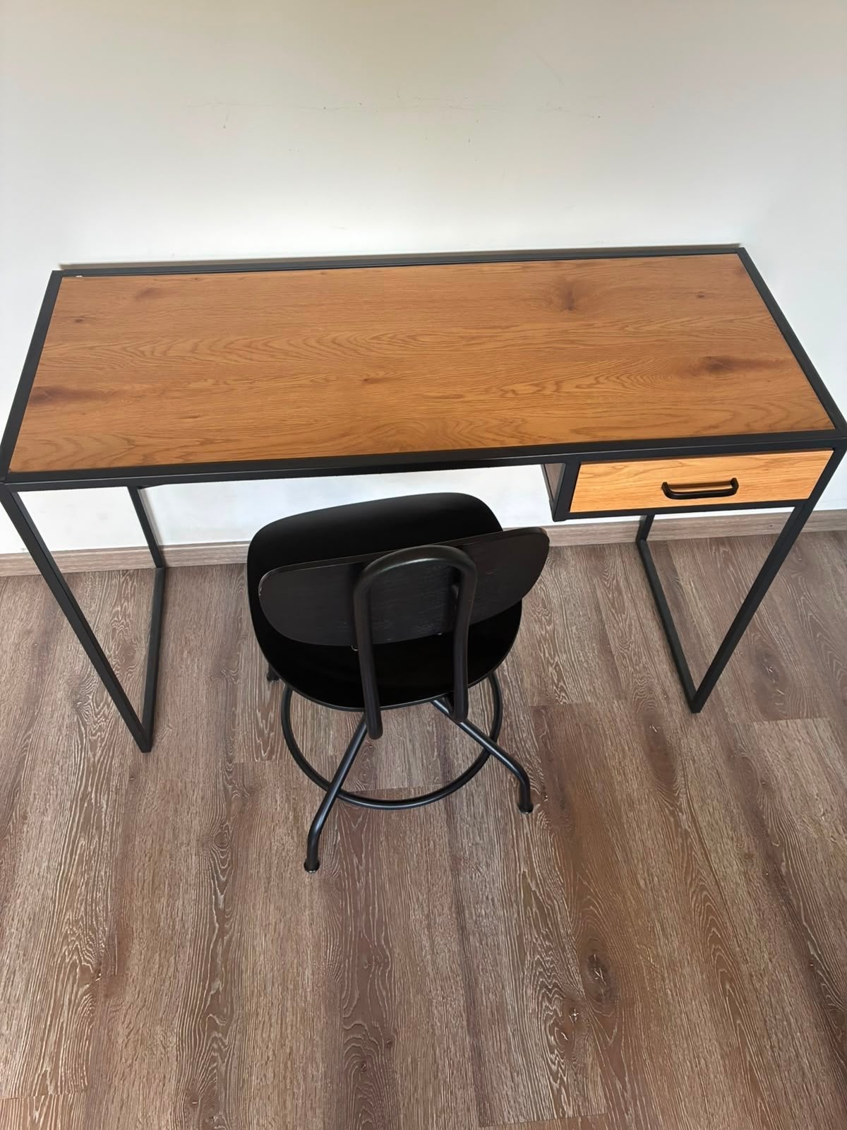 Modern bureau met lade - Hout en metaal + Bureaustoel zwart, Ophalen, Gebruikt, 110 cm, Bruin