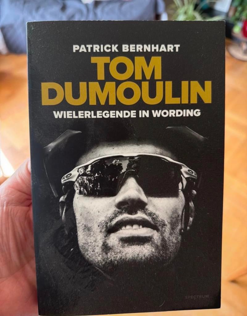 Tom Dumoulin: Wielerlegende in Wording - Patrick Bernhart, Ophalen of Verzenden, Zo goed als nieuw, Lopen en Fietsen