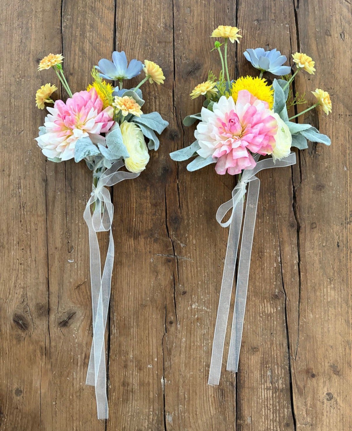 Set van 2 zijde kunstbloem boeketten voor bruiloft, Ophalen of Verzenden, Zo goed als nieuw, Feestartikel, Geboorte of Huwelijk