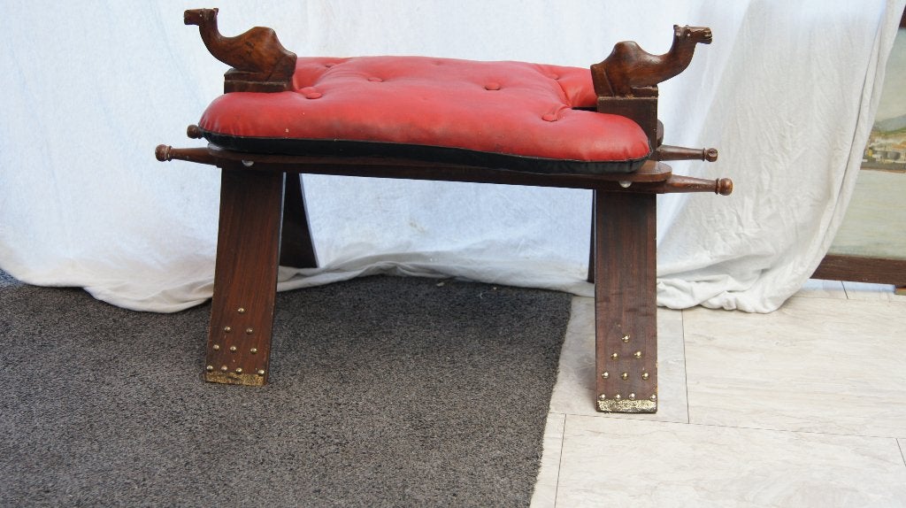 Kameelbankje met rode leer kussen, Ophalen of Verzenden, Tweepersoons, Leer, Minder dan 150 cm