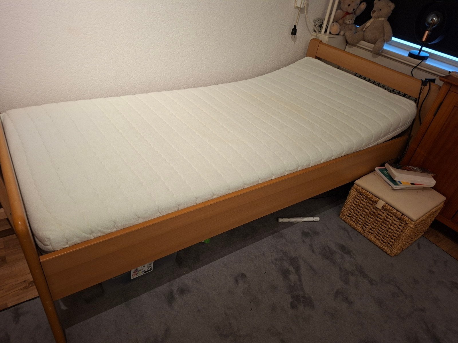 Eenpersoonsbed met verstelbare lattenbodem en matras, Huis en Inrichting, Ophalen, 90 cm, Eenpersoons, Bruin