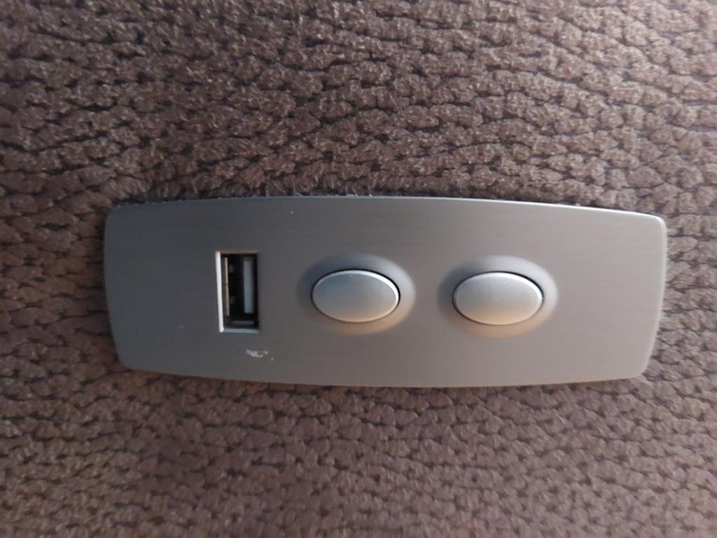 Comfortabele tweezitsbank met relaxfunctie en USB, Gebruikt, 150 tot 200 cm, Modern, Comfort, Tweepersoons