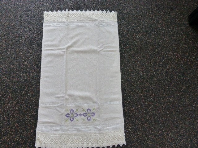 NIEUWE luxe badhanddoek met borduursel en kant, Handdoek, Nieuw, Ophalen of Verzenden, Wit