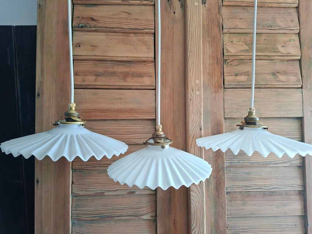 Opaline glas hanglampen , Wit glazen rokjes lamp, Antiek en Kunst, Antiek | Lampen, Ophalen of Verzenden
