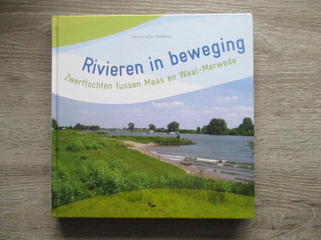 Rivieren in beweging; Zwerftochten tussen Maas en Waal-Mer, Boeken, Ophalen of Verzenden, Gelezen