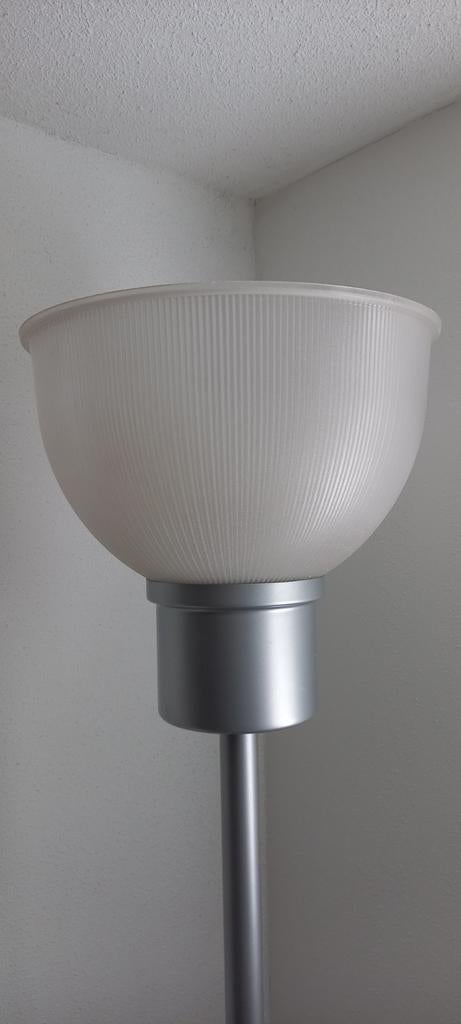 Staande vloerlamp met metalen voet, in prijs verlaagd., Nieuw, Ophalen of Verzenden, Modern, Metaal