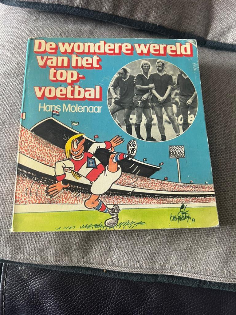 de windere wereld van het topvoetbal  Hans Molenaar 1977, Ophalen of Verzenden, Zo goed als nieuw, Balsport