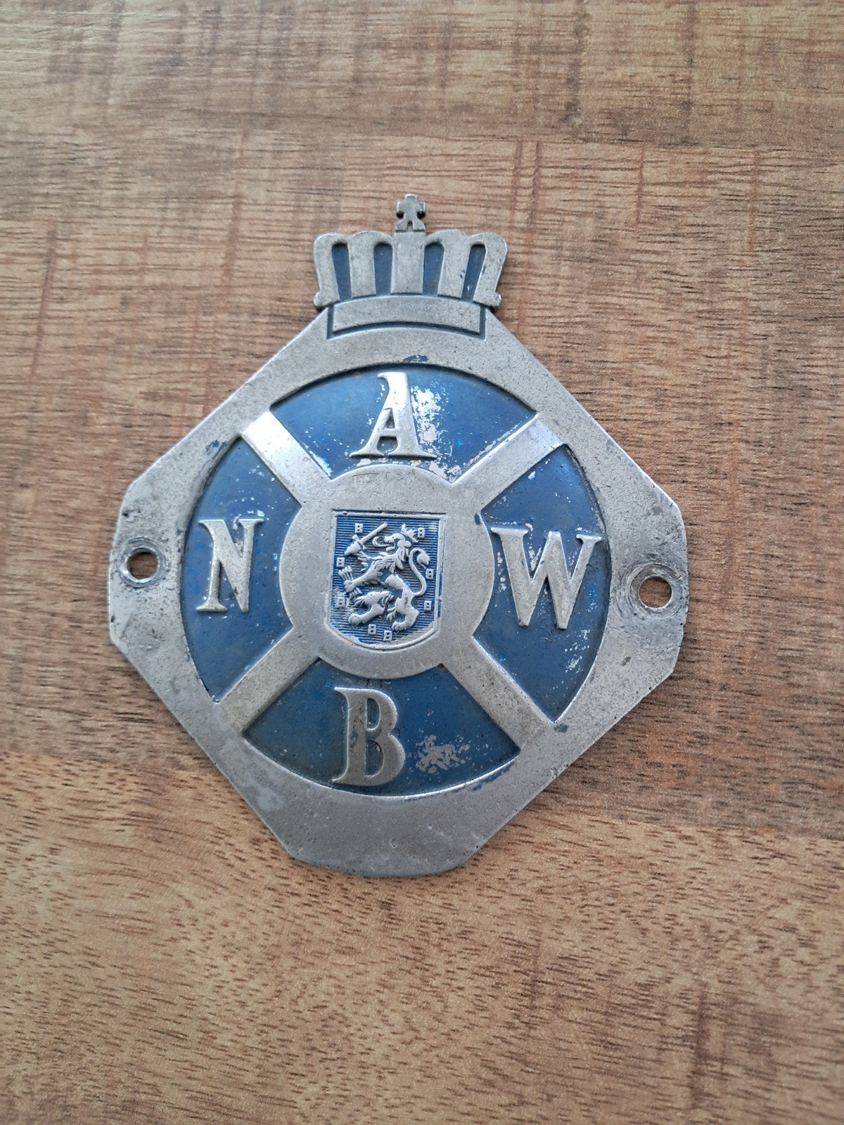 Oude ANWB Wegenwacht badge met kroon, Verzamelen, Ophalen of Verzenden, Gebruikt
