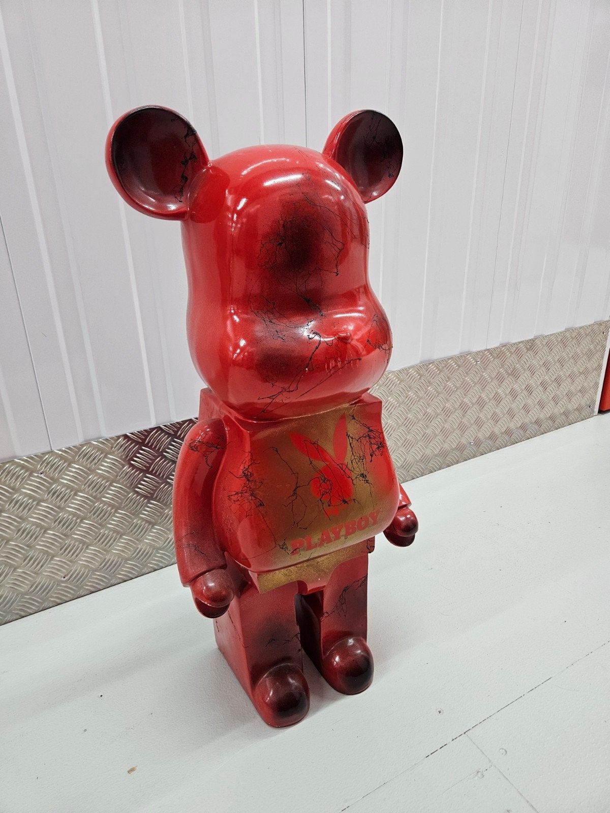 Deluxe Art Beer Bearbrick - Rood met Playboy Logo, Ophalen