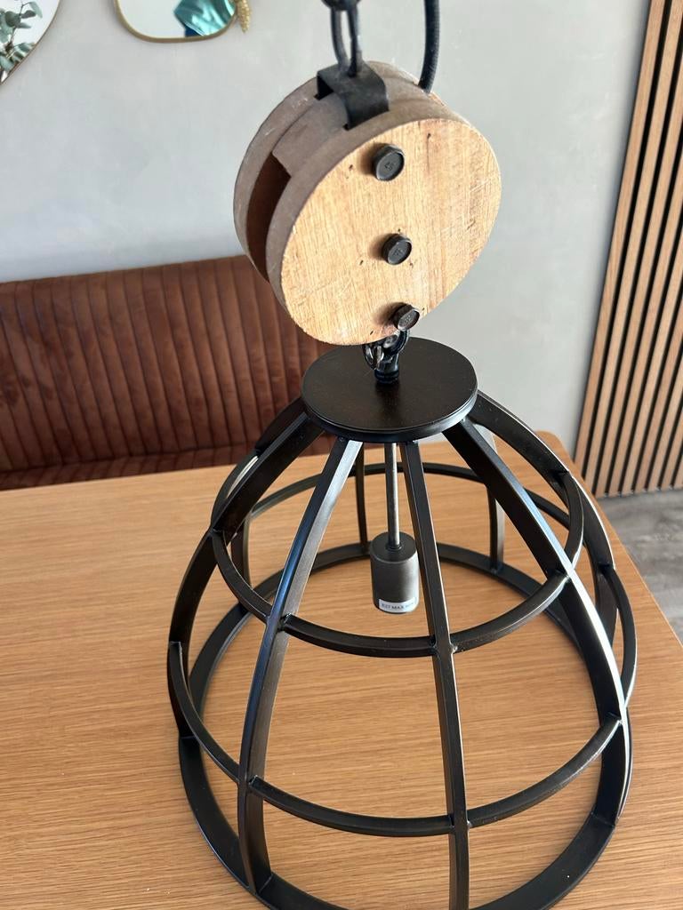 Industriële hanglamp met katrol - Zwart metaal en hout, Huis en Inrichting, Lampen | Hanglampen, Ophalen, Zo goed als nieuw, Metaal