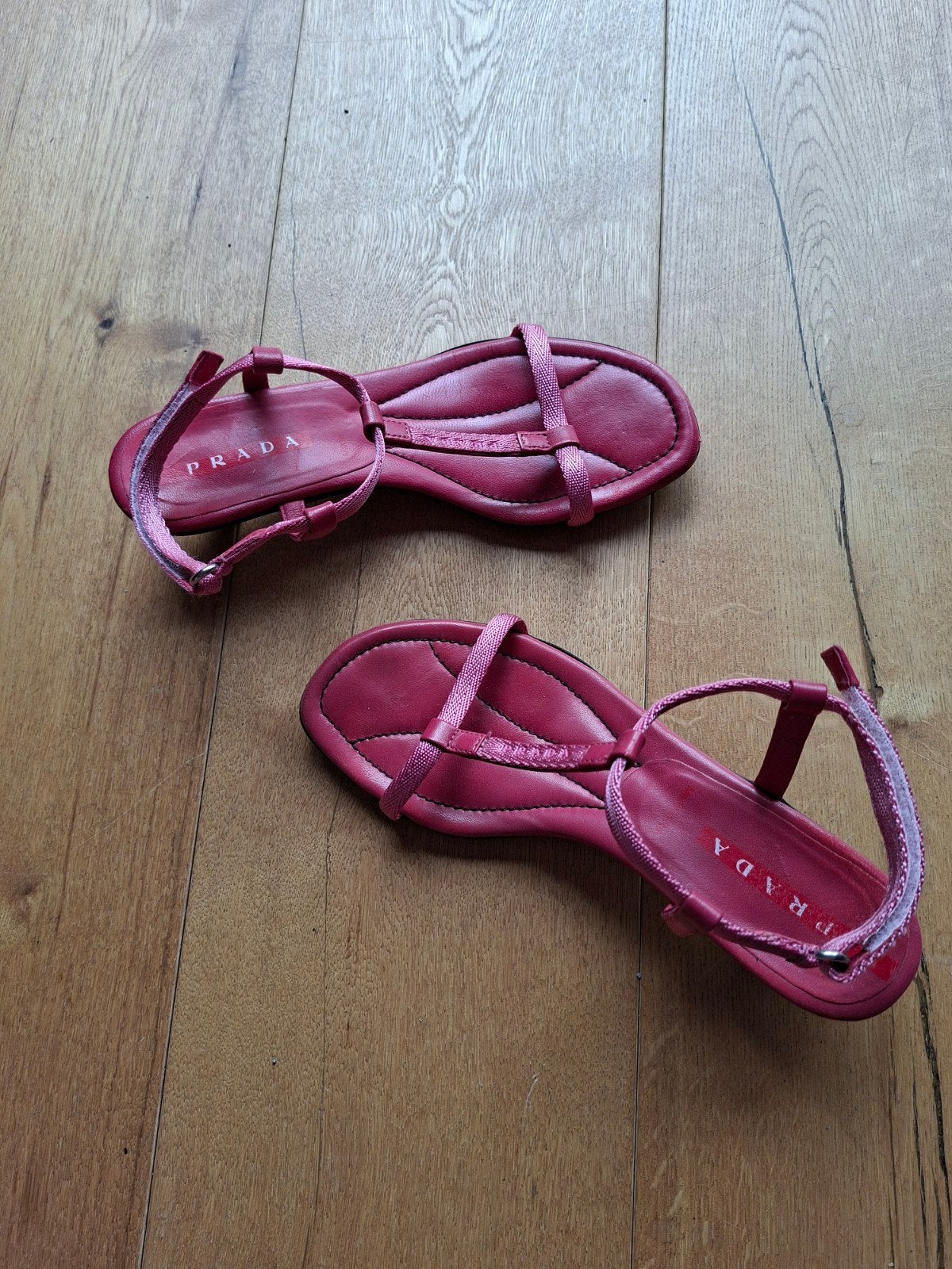 Prada roze sandalen met lage hak - Maat 38, Kleding | Dames, Schoenen, Prada, Roze, Gedragen, Sandalen of Muiltjes