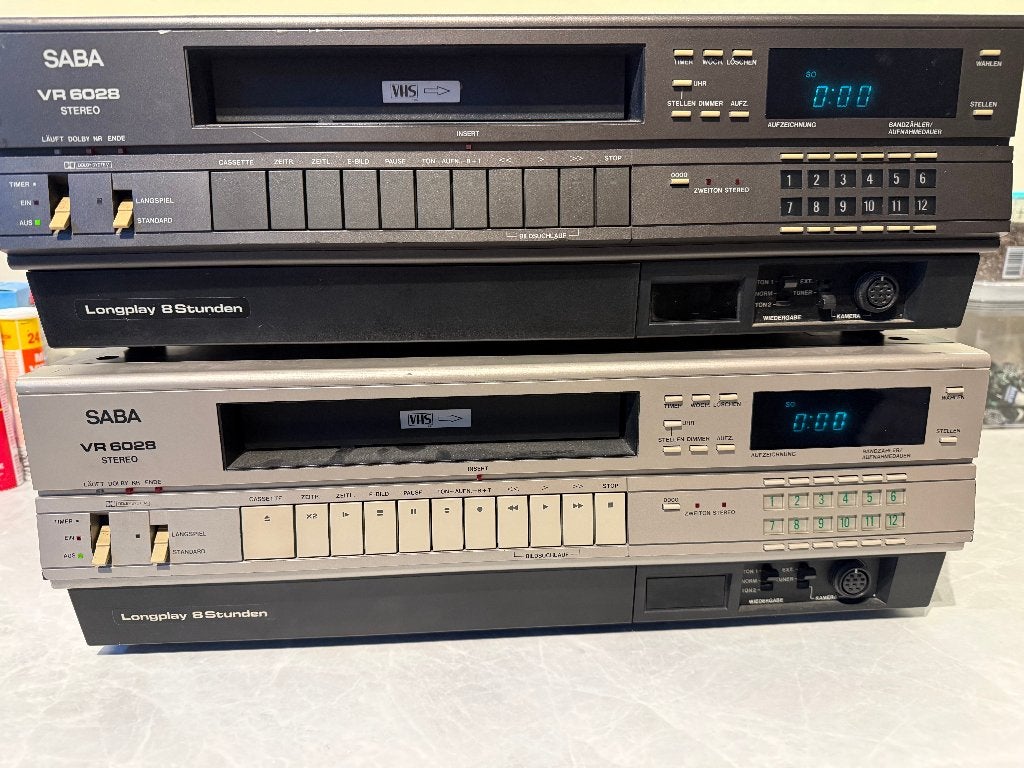 2x SABA VR 6028 Stereo VHS Videorecorders Zwart & Zilver, Ophalen of Verzenden, Gebruikt, VHS-speler of -recorder