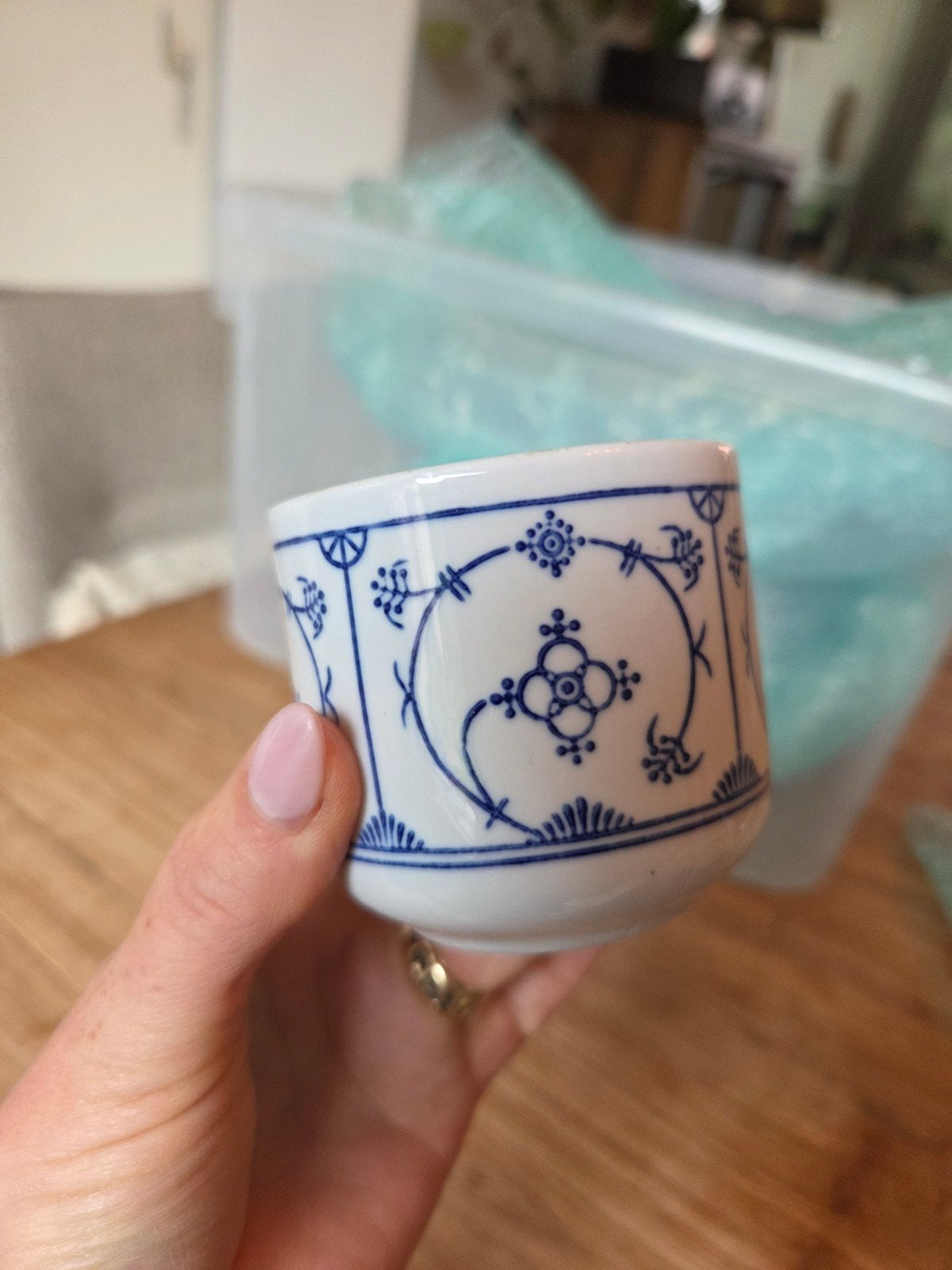 Blauw Saks bekertje., Ophalen