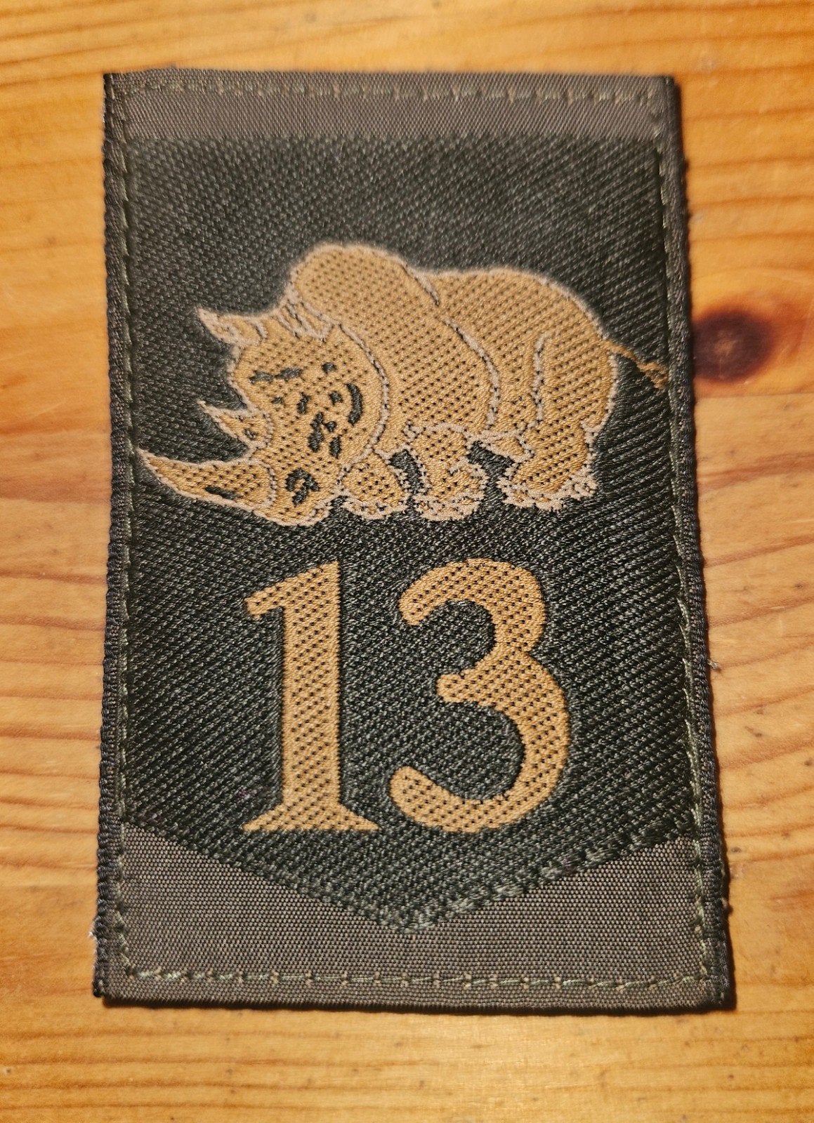 Mouwembleem 13 gemechaniseerde brigade/lichte brigade, Verzamelen, Ophalen of Verzenden, Landmacht, Nederland, Embleem of Badge
