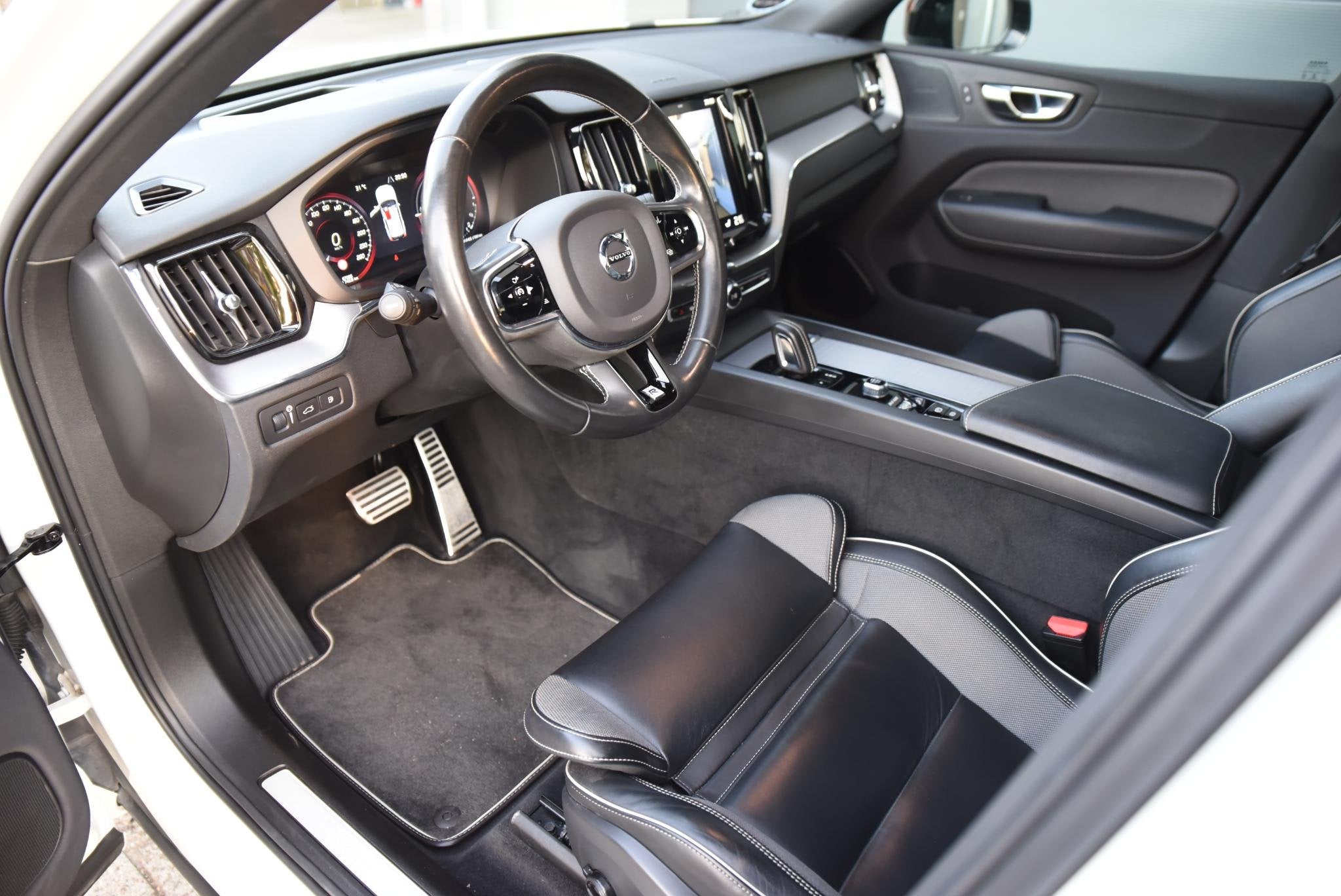 Volvo XC60 2.0 T8 Twin Engine AWD R-Design PANO TREKHAAK HUD, Auto's, Stof, Gebruikt, Euro 6, 4 cilinders