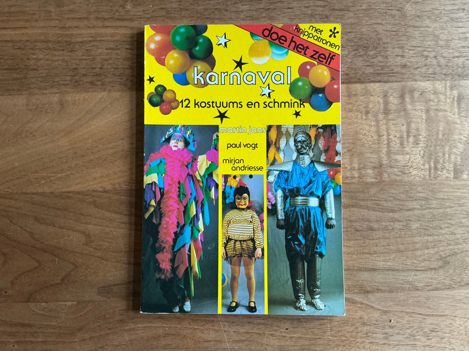 Carnaval - 12 kostuums en schmink - grimeren, Boeken, Ophalen of Verzenden, Zo goed als nieuw