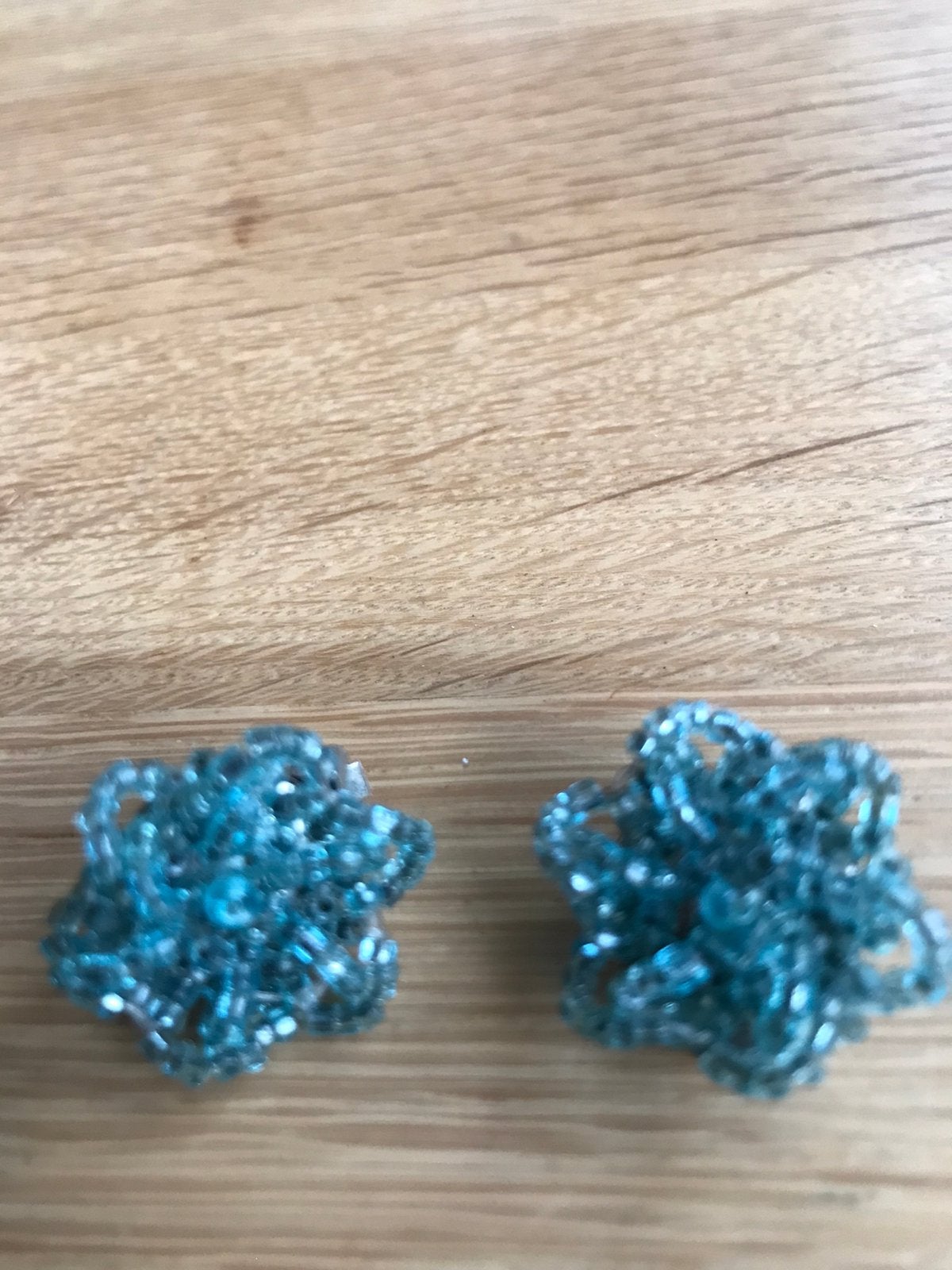 Oorclipjes van lichtblauwe kleine kraaltjes, Ophalen of Verzenden, Gebruikt
