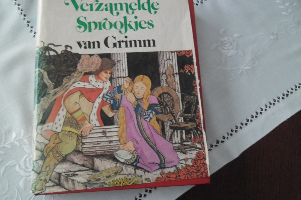 sprookjesboek Verzamelde sprookjes van Grimm, Boeken, Ophalen of Verzenden, Gelezen