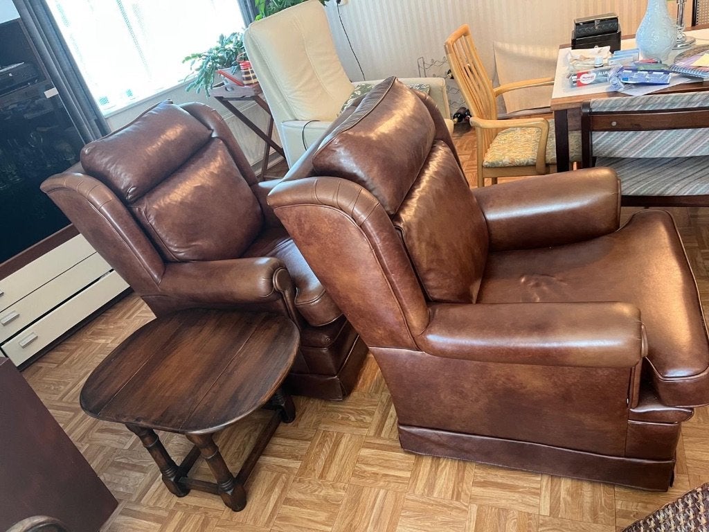 2 lederen fauteuils en hangoortafel, Ophalen, Gebruikt, Klassiek leder, 50 tot 75 cm