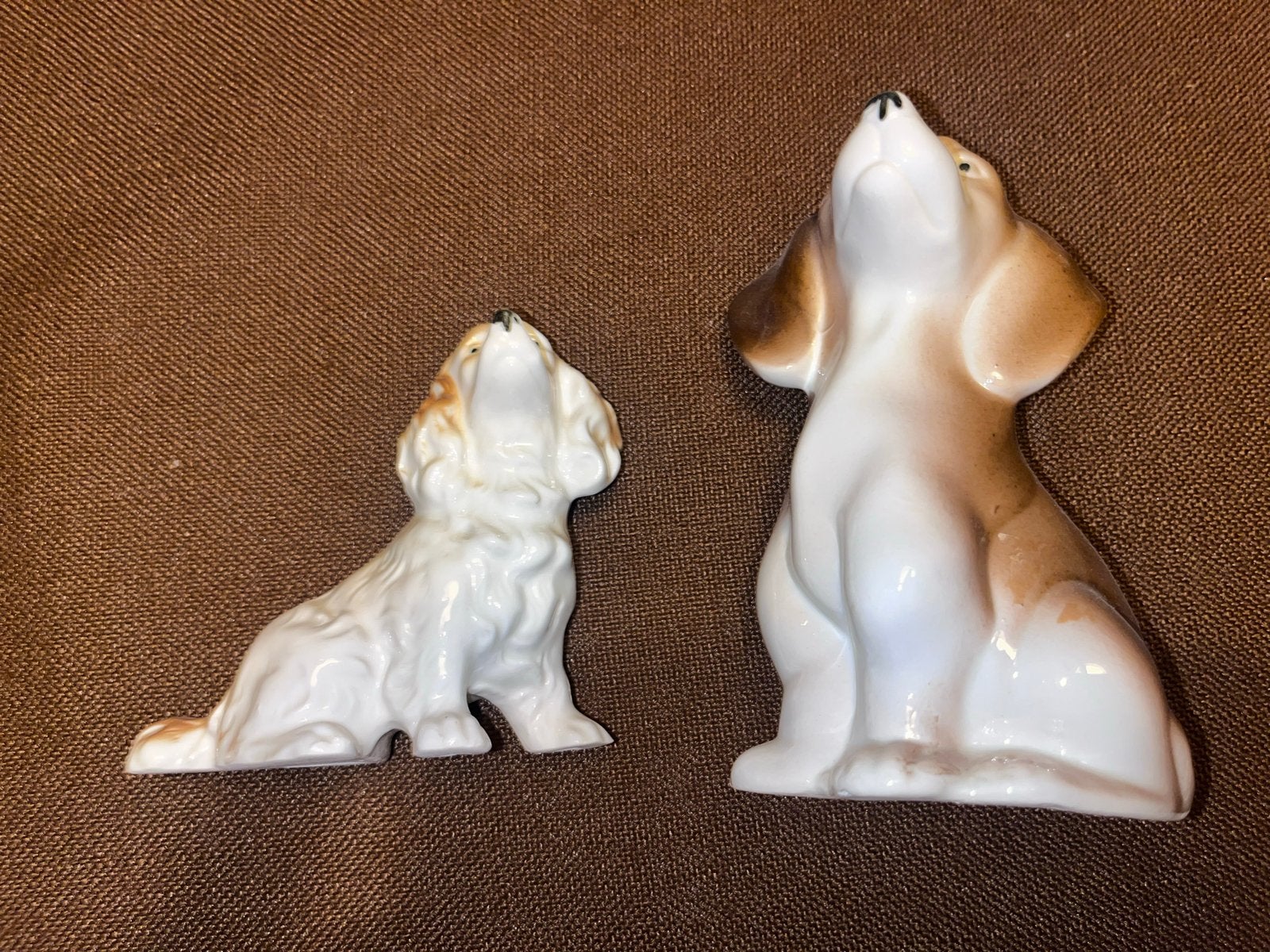 Twee porseleinen hondenbeeldjes - Beagle en Cavalier King Ch, Ophalen of Verzenden, Zo goed als nieuw, Hond of Kat, Beeldje of Figuurtje