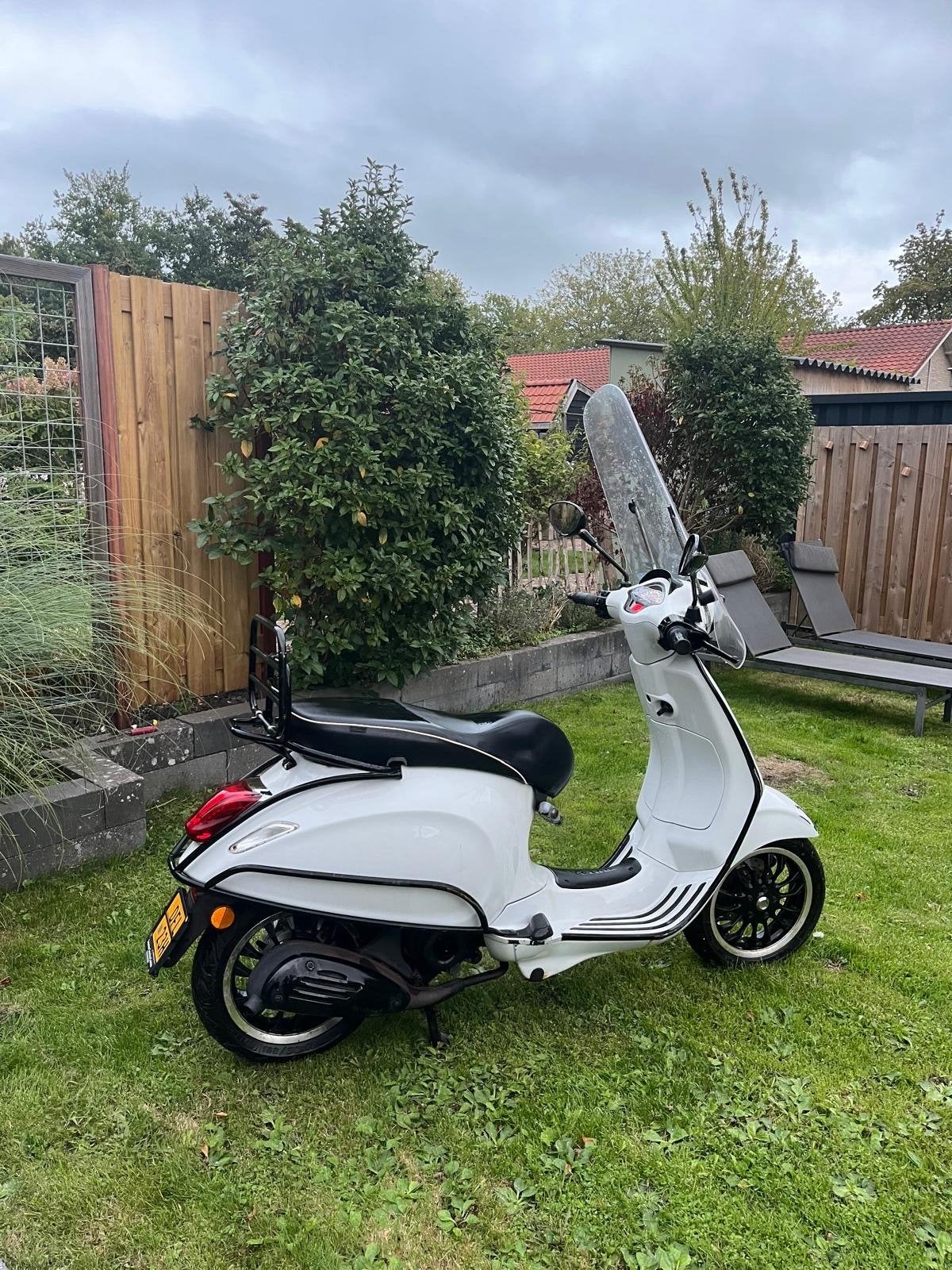 Vespa Sprint 45 km/u - Wit met windscherm, Ophalen of Verzenden, Gebruikt, Maximaal 45 km/u, Overige modellen