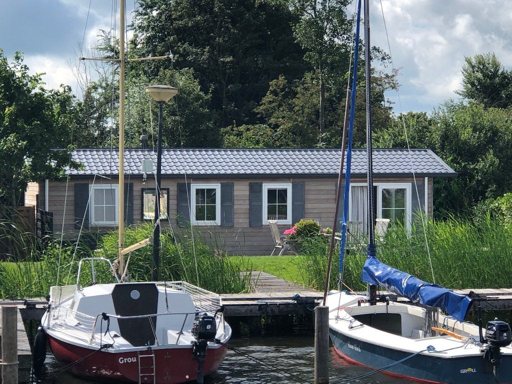 Huisje aan water in Friesland te huur, 2 slaapkamers, Recreatiepark, Open haard, Friesland