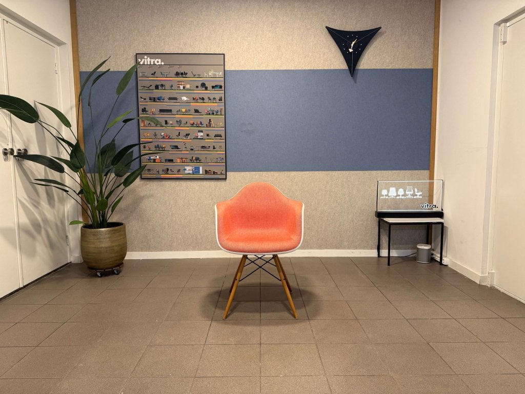 Vitra | Eames | DAW | Roze bekleding & Esdoorn onderstel | 1, Vitra, Hout, Ophalen of Verzenden, Zo goed als nieuw