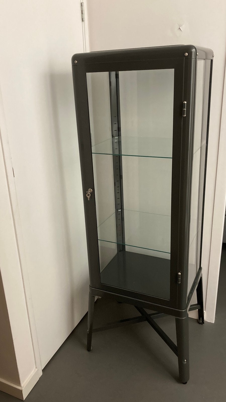 IKEA FABRIKÖR vitrinekast donkergrijs, Huis en Inrichting, Kasten | Vitrinekasten, Ophalen, 100 tot 150 cm, 50 tot 100 cm, Zo goed als nieuw