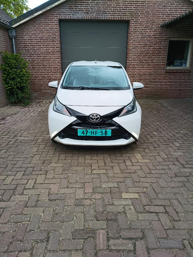 Toyota Aygo 1.0 12V Vvt-i Ddrs 2014 Wit, Voorwielaandrijving, Stof, 4 stoelen, Wit