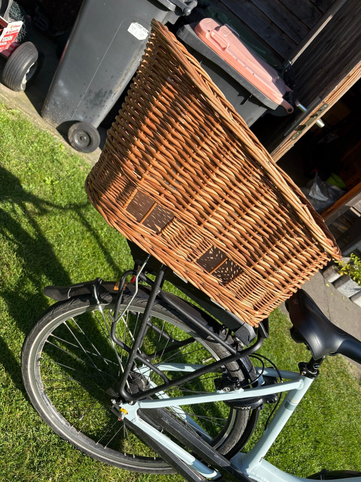 Mooie rieten fietsmand voor achterop de fiets, Fietsen en Brommers, Ophalen of Verzenden, Gebruikt, Fietsmand