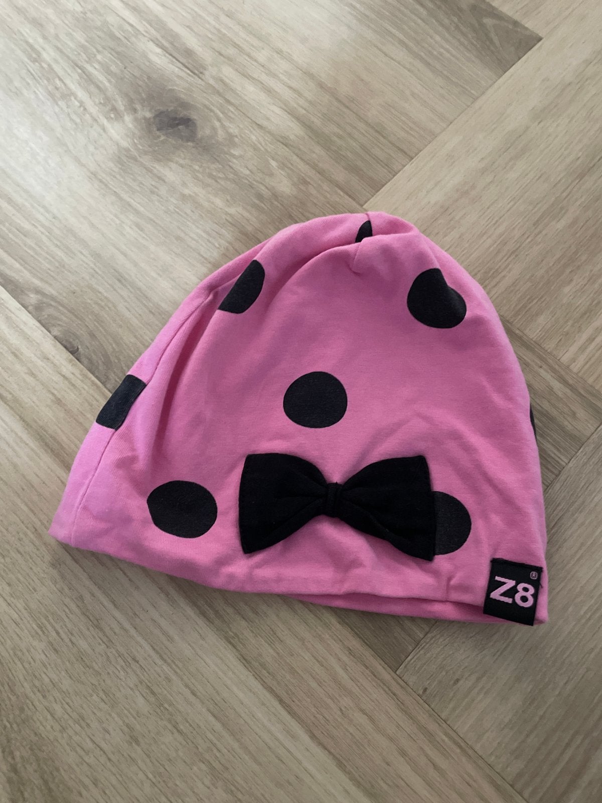 Roze Z8 muts met stippen en strik, Ophalen of Verzenden, Gebruikt, Meisje, Muts