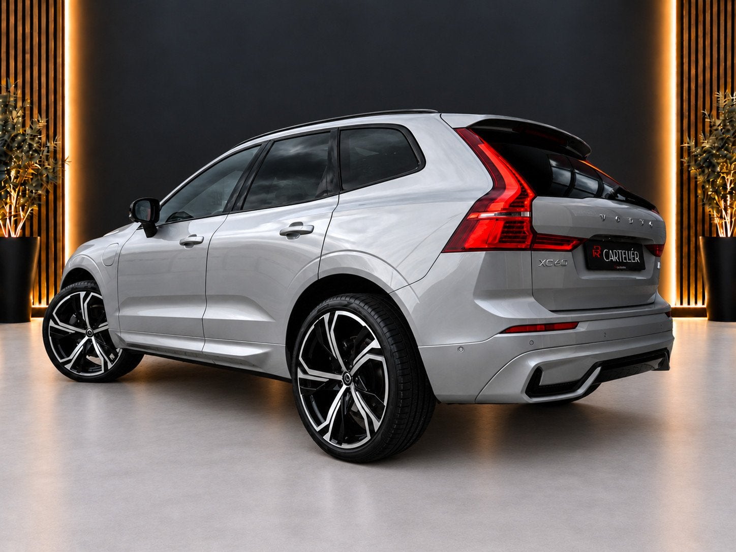 Volvo XC60 2.0 R-Design 398PK AWD Long Range | Pano | H&K |, Automaat, Dealer onderhouden, 4 cilinders, Bedrijf