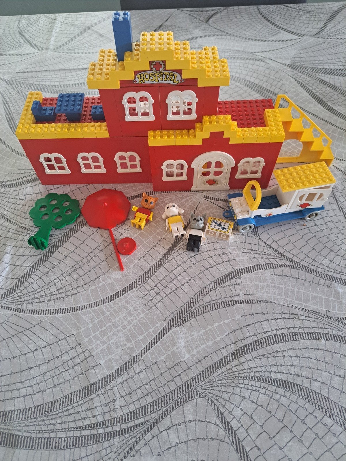 Lego Fabuland Ziekenhuis nr 137 met ambulance en figuren, Gebruikt, Overige thema's, Lego, Ophalen of Verzenden