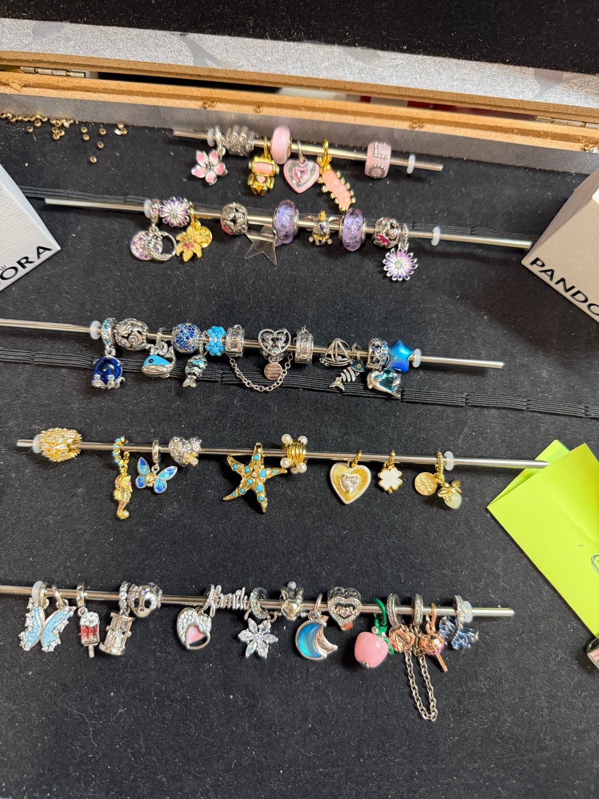 Diverse Pandora bedels: Disney, Star Wars, Marvel, Bridgerto, Verzenden, Pandora, Zo goed als nieuw, 4 bedels of meer