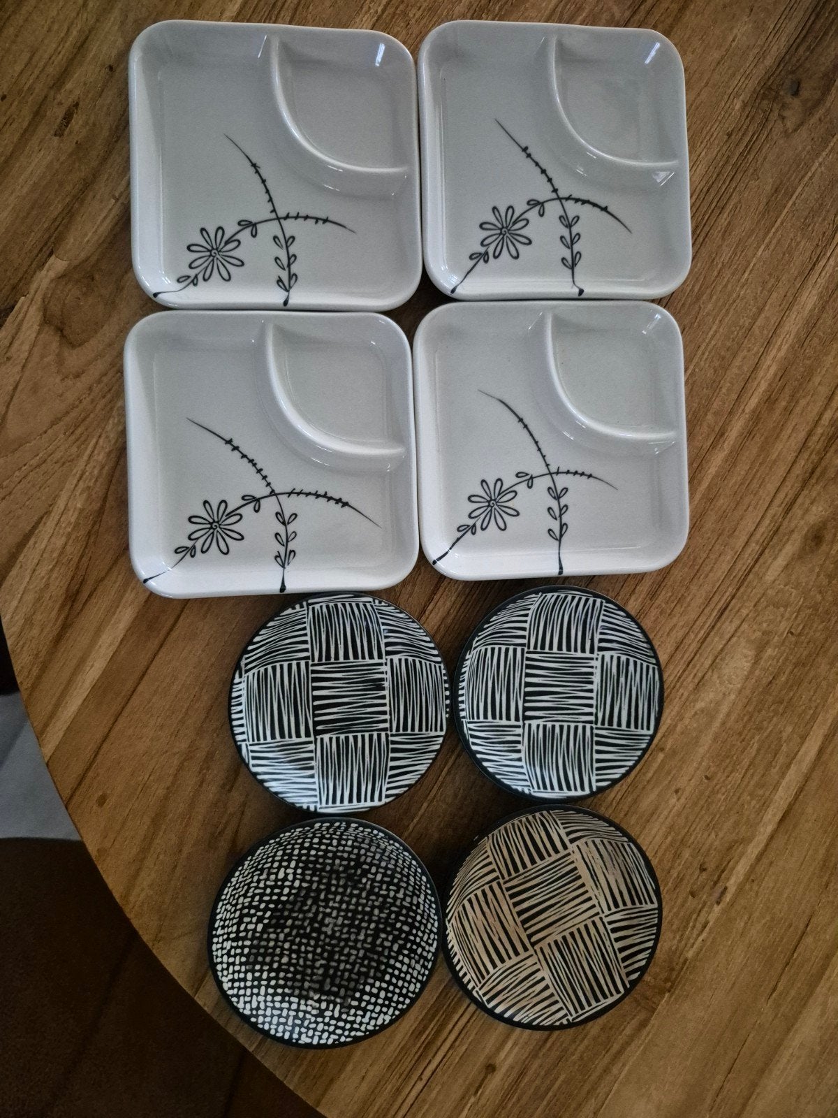 Set van 4 handgeschilderde bordjes met bloemmotief, Gebruikt, Keramiek, Ophalen of Verzenden, Bord(en)