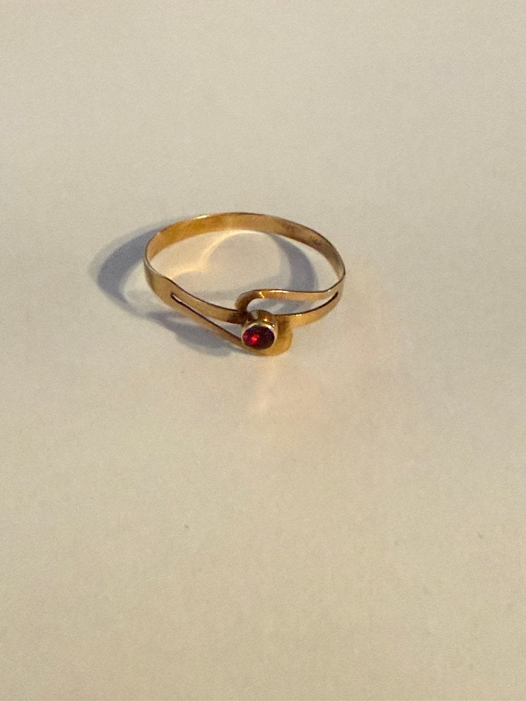 Gouden ring 14 kt met robijn, 18 tot 19, Ophalen of Verzenden, Zo goed als nieuw, Met edelsteen
