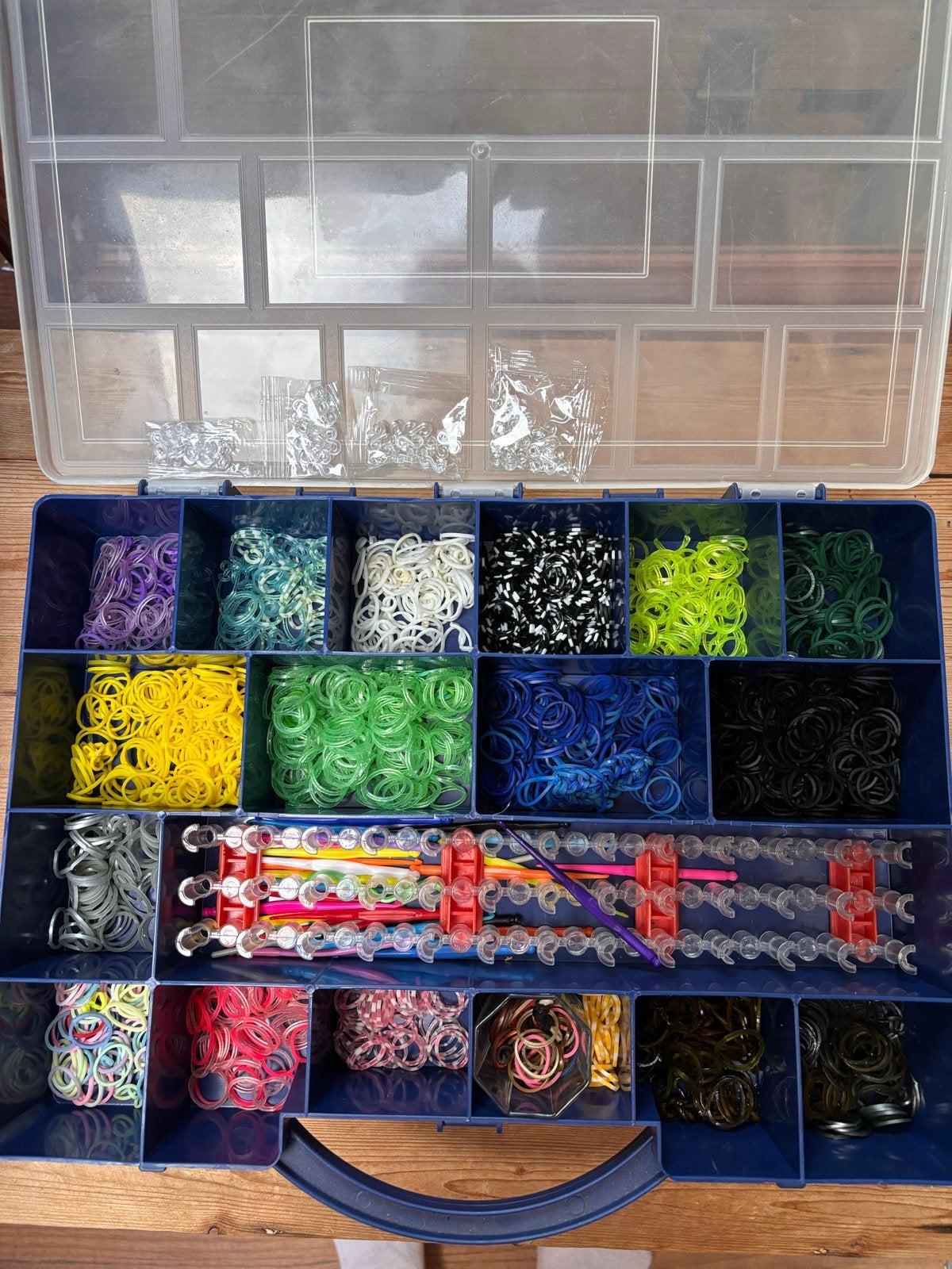 Grote set Loom elastiekjes met opbergdoos en haakjes, Ophalen of Verzenden, Gebruikt, Meerkleurig, Knutselmateriaal