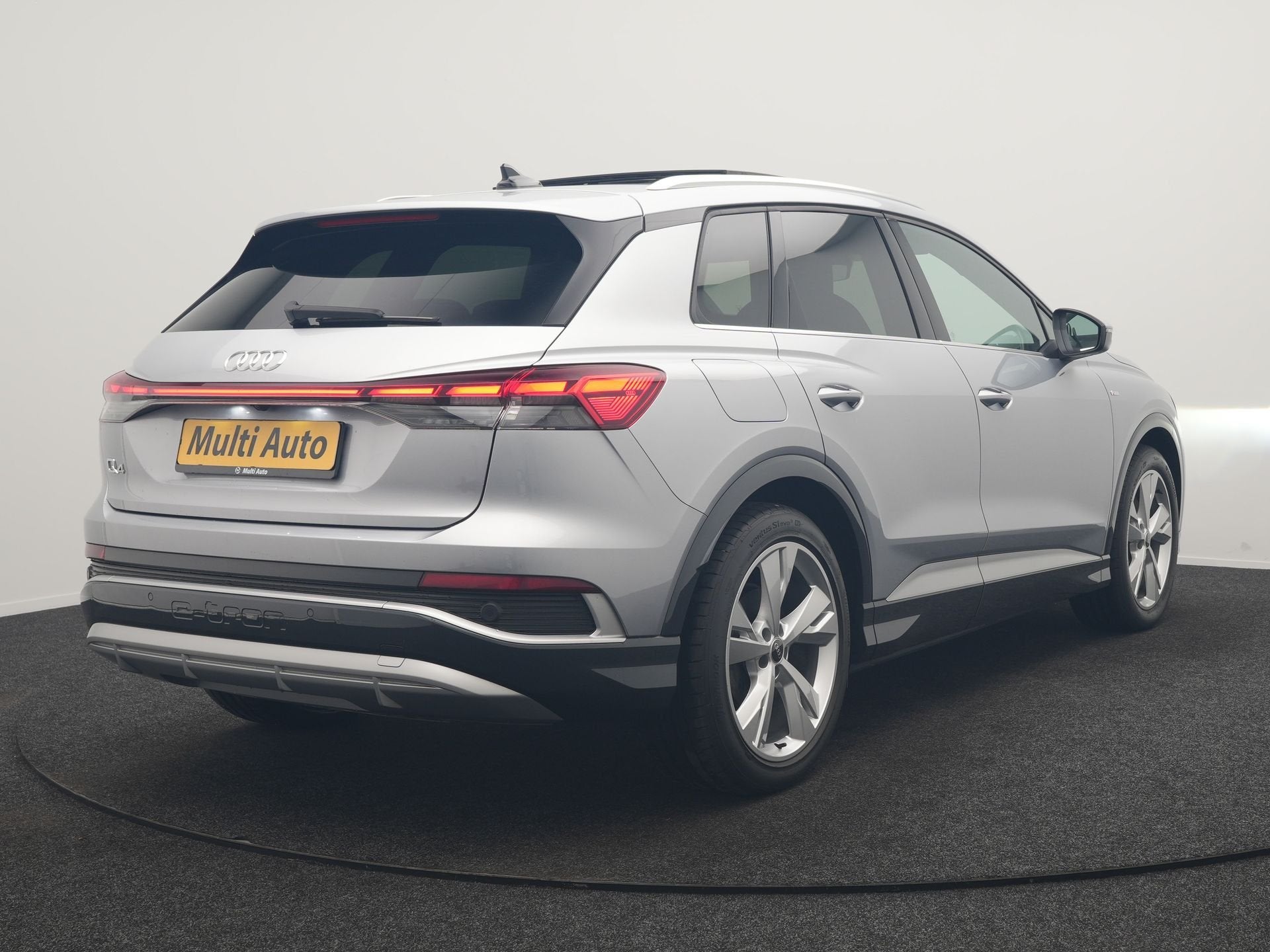 Audi Q4 e-tron 40 S Line 77 kWh 204pk Dealer O.H. | Panodak, Auto's, Automaat, Dealer onderhouden, Gebruikt, Zwart