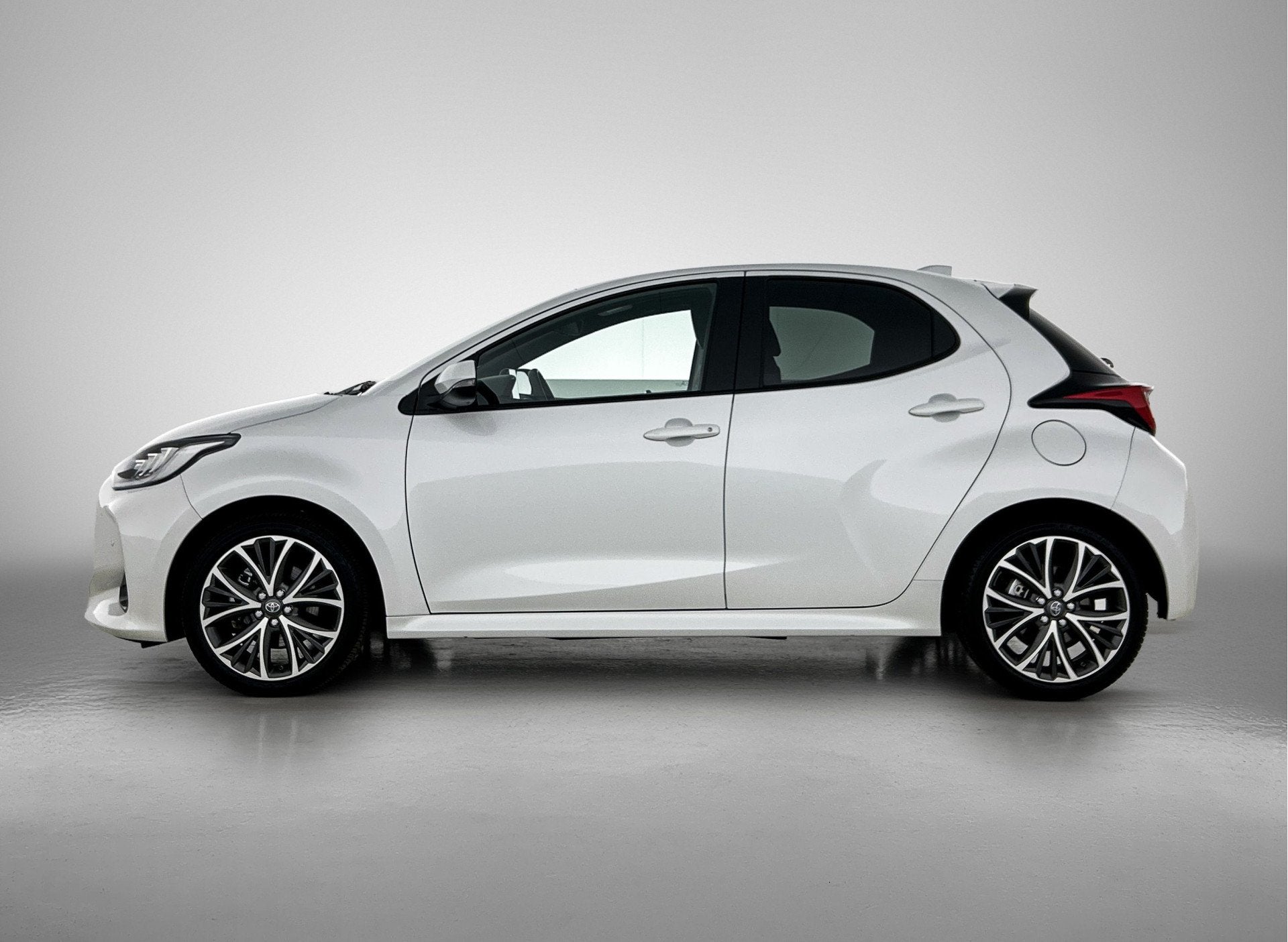 Toyota Yaris 1.5 Hybrid 130 pk Executive Automaat | Navigati, 12 maanden, 450 kg, Gebruikt, Wit
