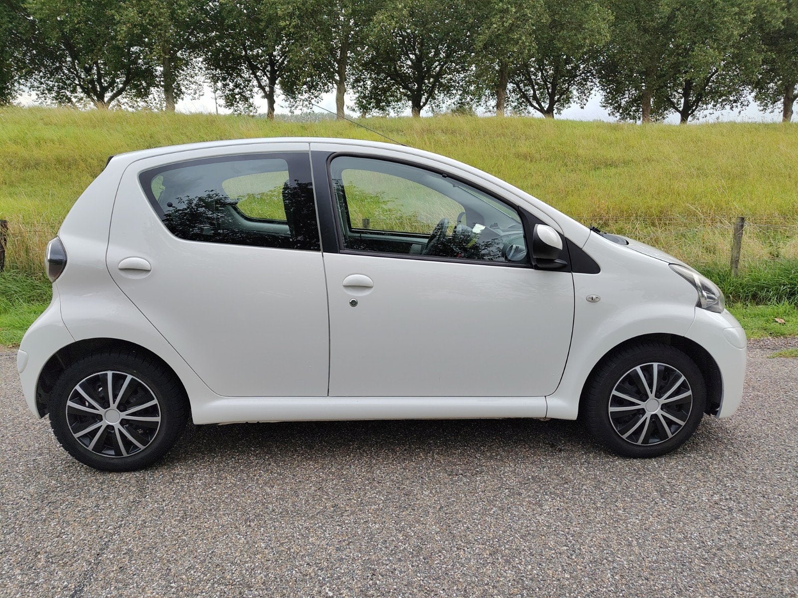 Toyota Aygo 1.0 12V Vvt-i 5DRS 2012 Wit, Auto's, Toyota, Voorwielaandrijving, 4 stoelen, Handgeschakeld, Particulier