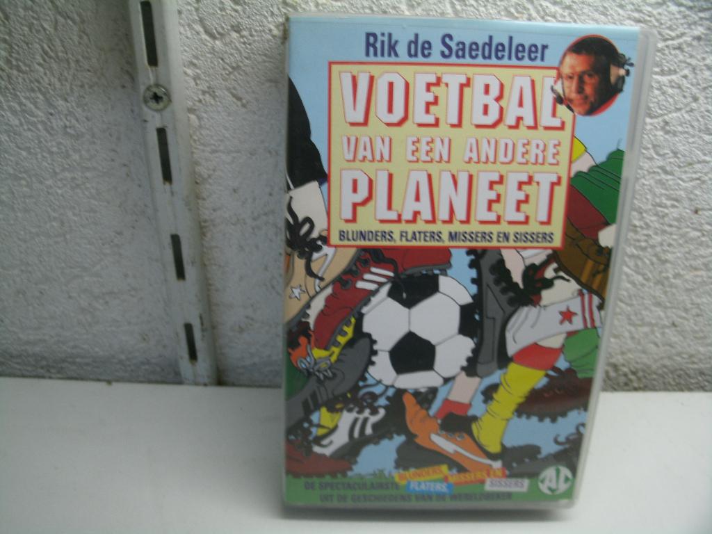vhs 99b voetbal van een andere planeet blunders missers, Alle leeftijden, Ophalen of Verzenden, Zo goed als nieuw
