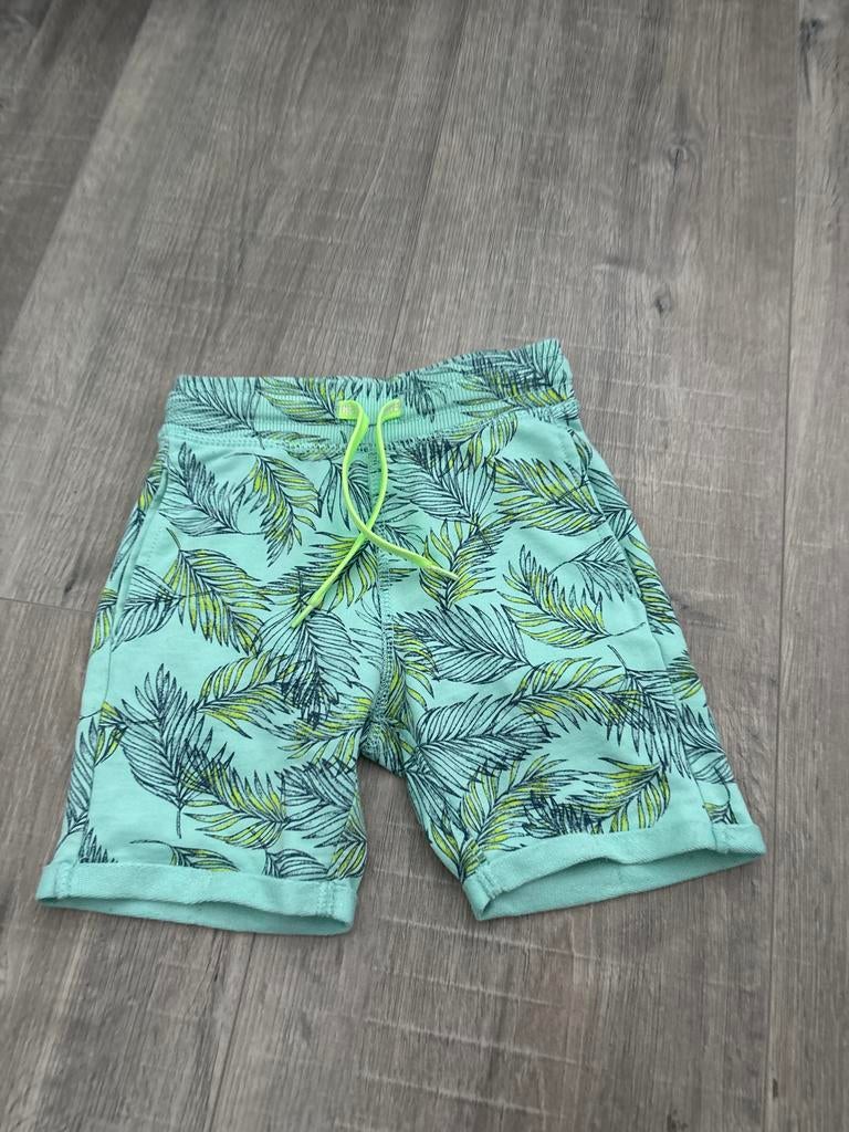 Korte broek maat 104 met palmbladeren print, Ophalen of Verzenden, Zo goed als nieuw, Jongen of Meisje, Broek