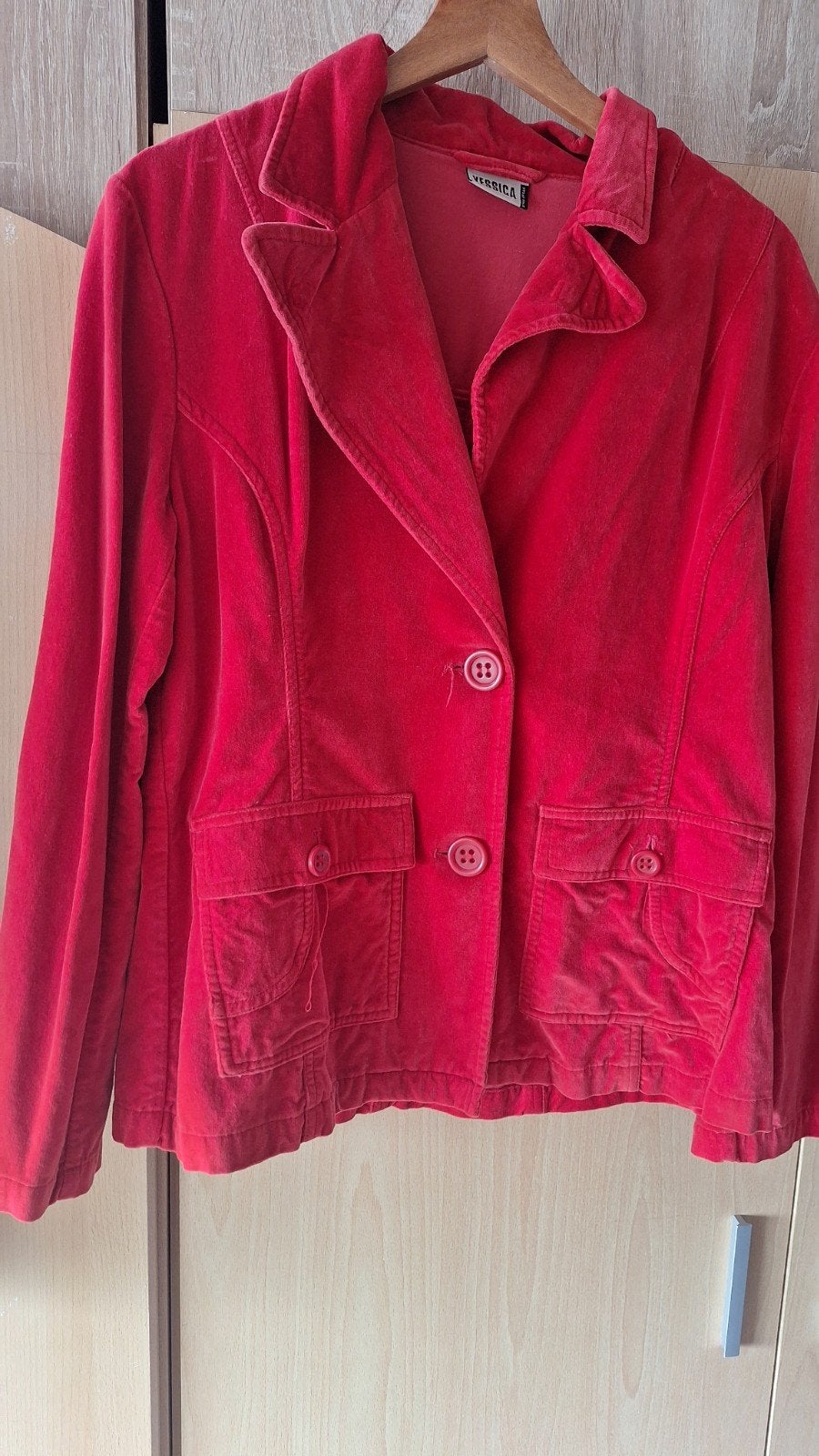 Rood fluwelen jasje van Vessica, Ophalen, Vessica, Jasje, Gedragen