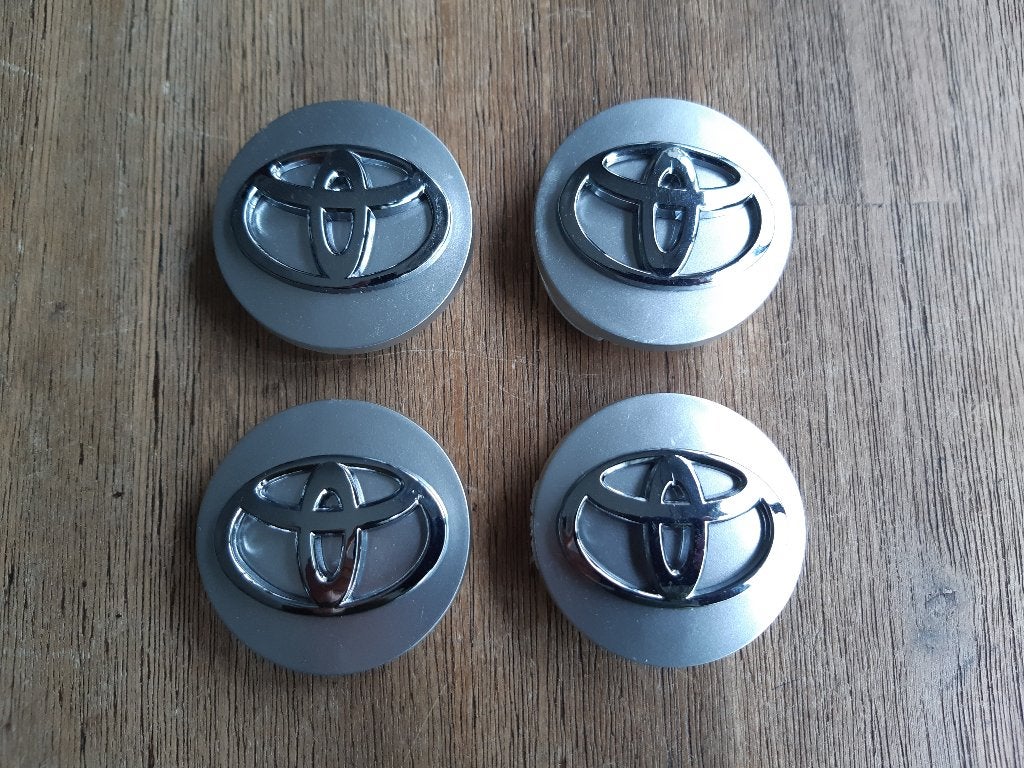 Nieuwe NAAFDOPPEN met opgelegd Chroom Logo - TOYOTA - 62mm, Verzenden, Nieuw, Toyota